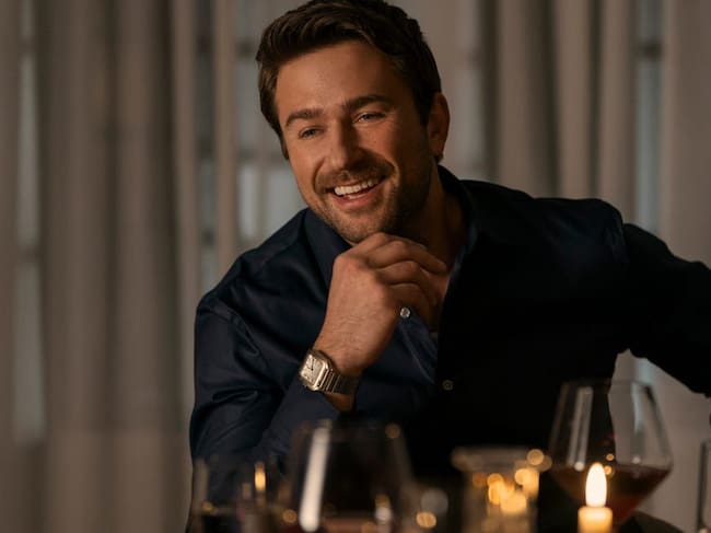 Fotograma de 'La Asistenta' en el que aparecen Andrew cenando en su casa.