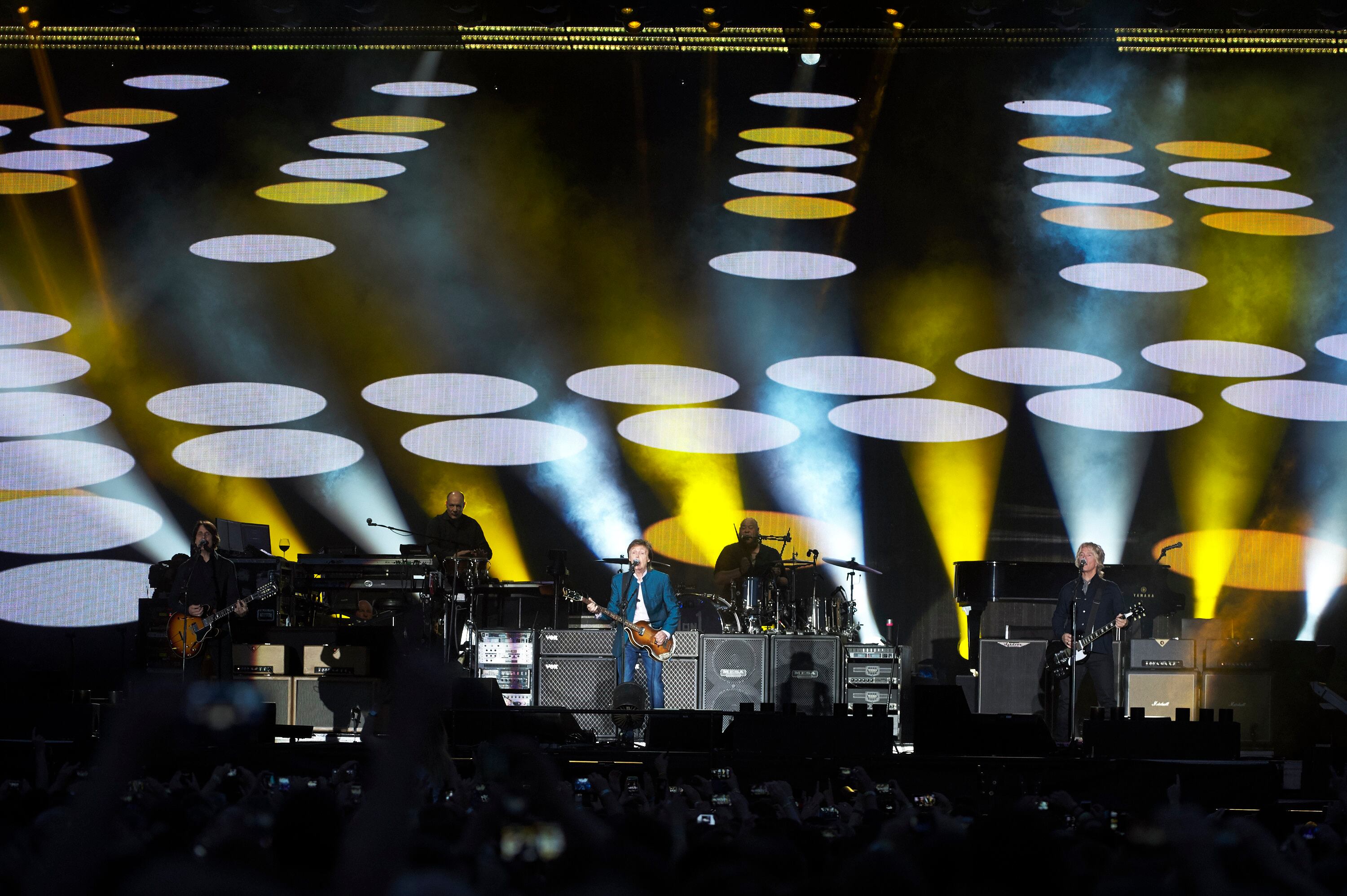 Paul McCartney tocando en el Vicente Calderón en 2 de junio de 2016. Getty.