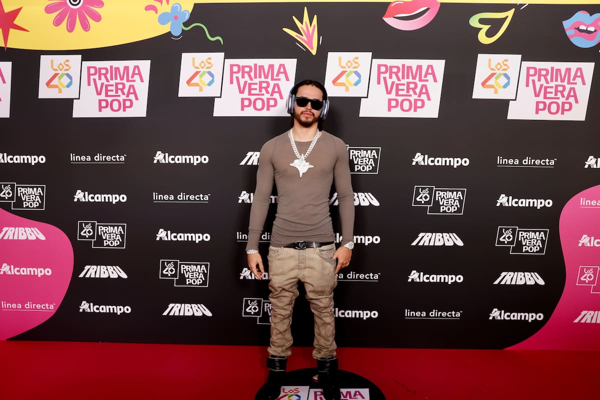 Clarent, el cantante boricua, se ha unido a la tendencia de prendas en tonos tierra. Eso sí, ha sido el único en lucir la tradicional ya cadena de brillantes que llevan los artistas latinos.