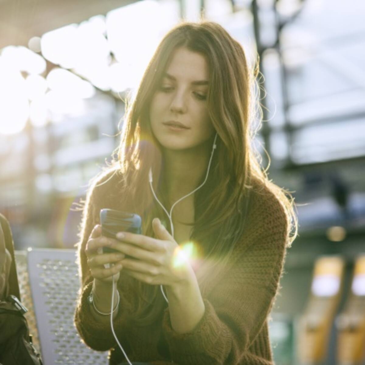 Las mujeres son más adictas al celular que los hombres