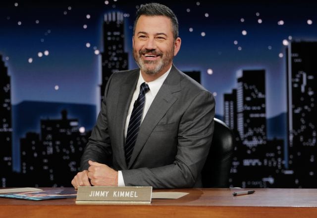 Jimmy Kimmel en la mesa de su programa.