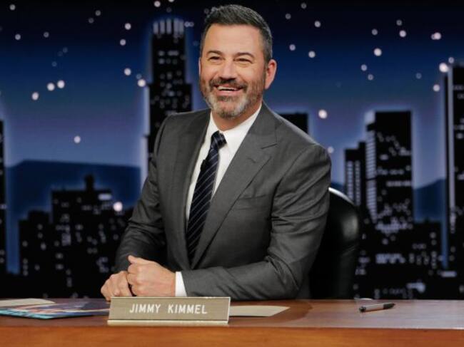 Jimmy Kimmel en la mesa de su programa.