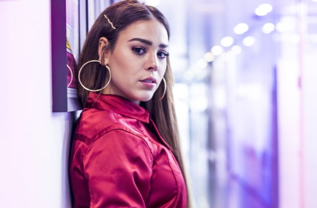 Danna Paola en las los pasillso de la radio / LOS40