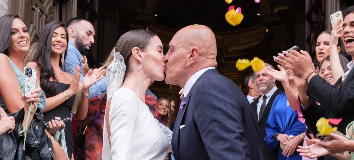 Marta López y Kiko Matamoros dándose un pasionado beso el día de su boda.