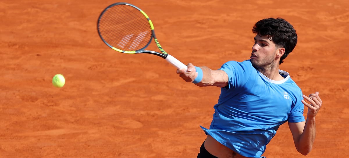Carlos Alcaraz durante un partido en Monaco.