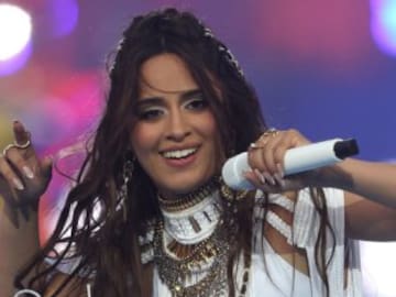 Camila Cabello brilla en la actuación de una final de Champions caótica