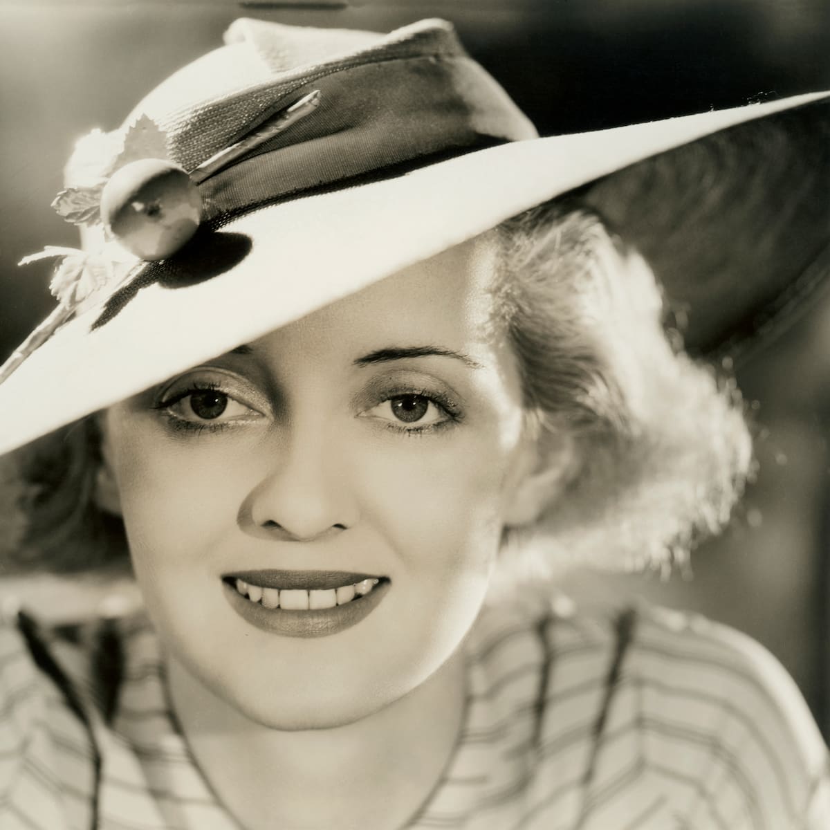 Bette Davis triunfó en las listas de rock and roll a los 73 años: “Y si mis ojos han ayudado, entonces estoy encantada”