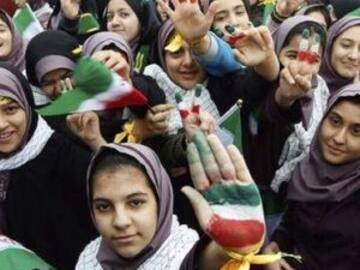Irán permite que mujeres y hombres entren a un estadio a ver un partido de Fútbol