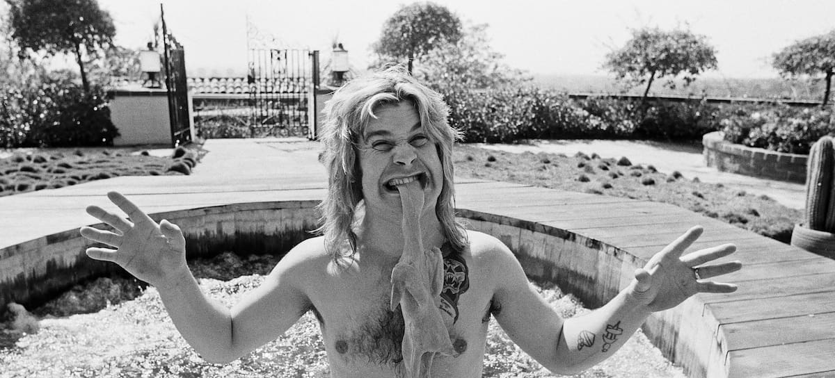 Ozzy Osbourne, en 1982 en el jacuzzi de su casa en Beverly Hills, California, mordiendo un pollo de plástico. (Photo by Eddie Sanderson/Getty Images).