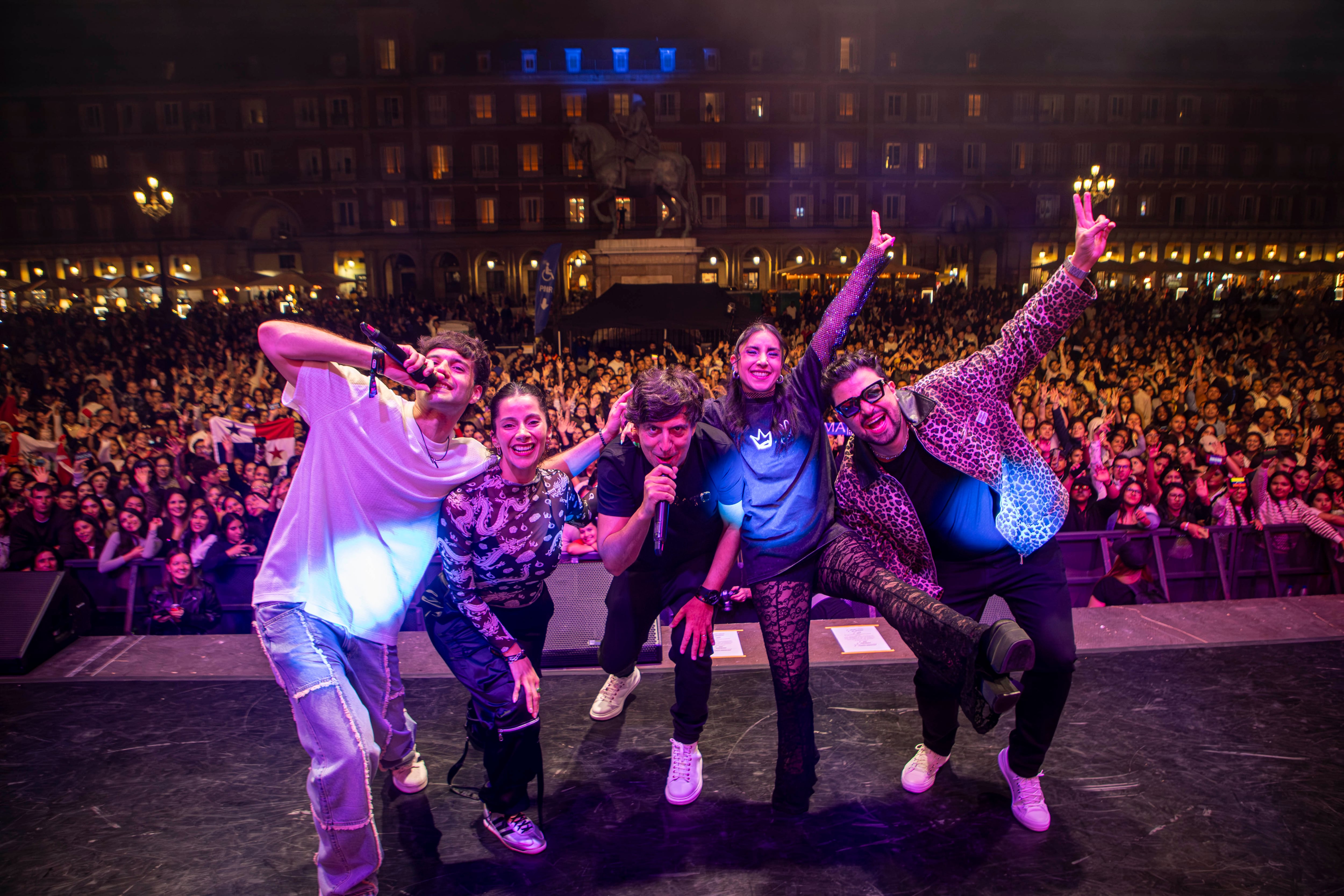 Foto familia LOS40. Cris Vanadia (LOS40 Argentina), Martina Orrego (LOS40 Chile), Dani Moreno &#039;El Gallo&#039; (LOS40 España), Riva Pop (LOS40 México) y Sheby García (LOS40 Colombia) // Jaime Massieu