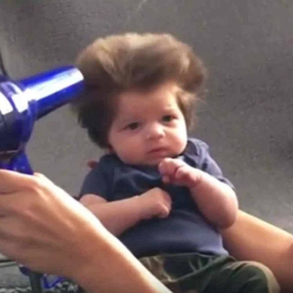 Este bebé con pelazo es la sensación de internet