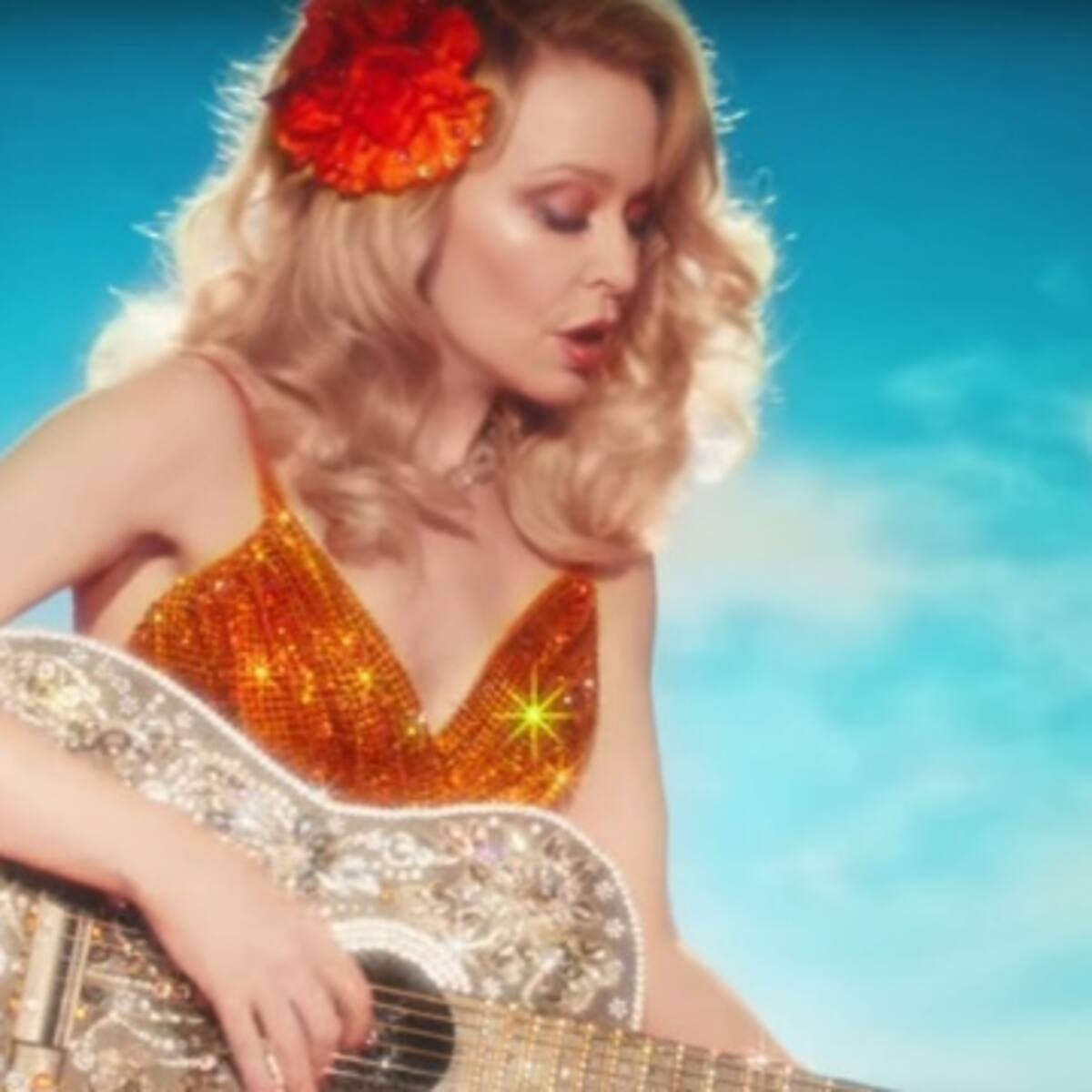 Kylie Minogue estrenó el video de “Golden”