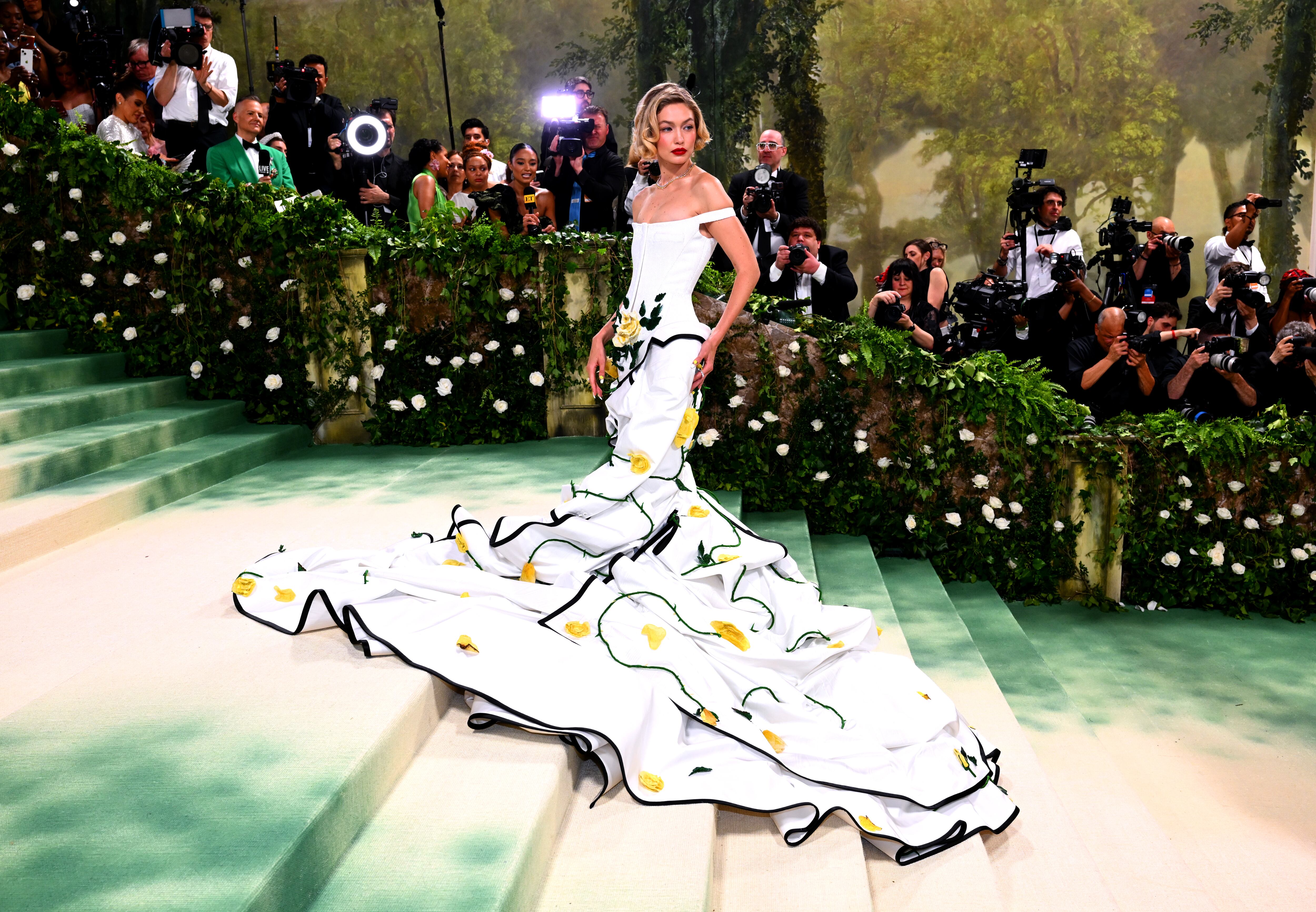 Bien podría haber pasado por un vestido para la feria de abril en Sevilla. Gigi Hadid escogió un diseño con un original trampantojo de Thom Browne. 500 horas de trabajo artesanal con la ayuda de 200 profesionales han hecho posible este estilismo.