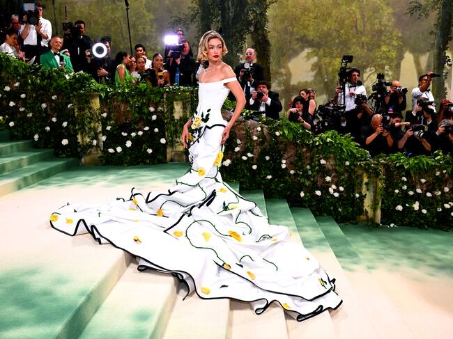 Bien podría haber pasado por un vestido para la feria de abril en Sevilla. Gigi Hadid escogió un diseño con un original trampantojo de Thom Browne. 500 horas de trabajo artesanal con la ayuda de 200 profesionales han hecho posible este estilismo.
