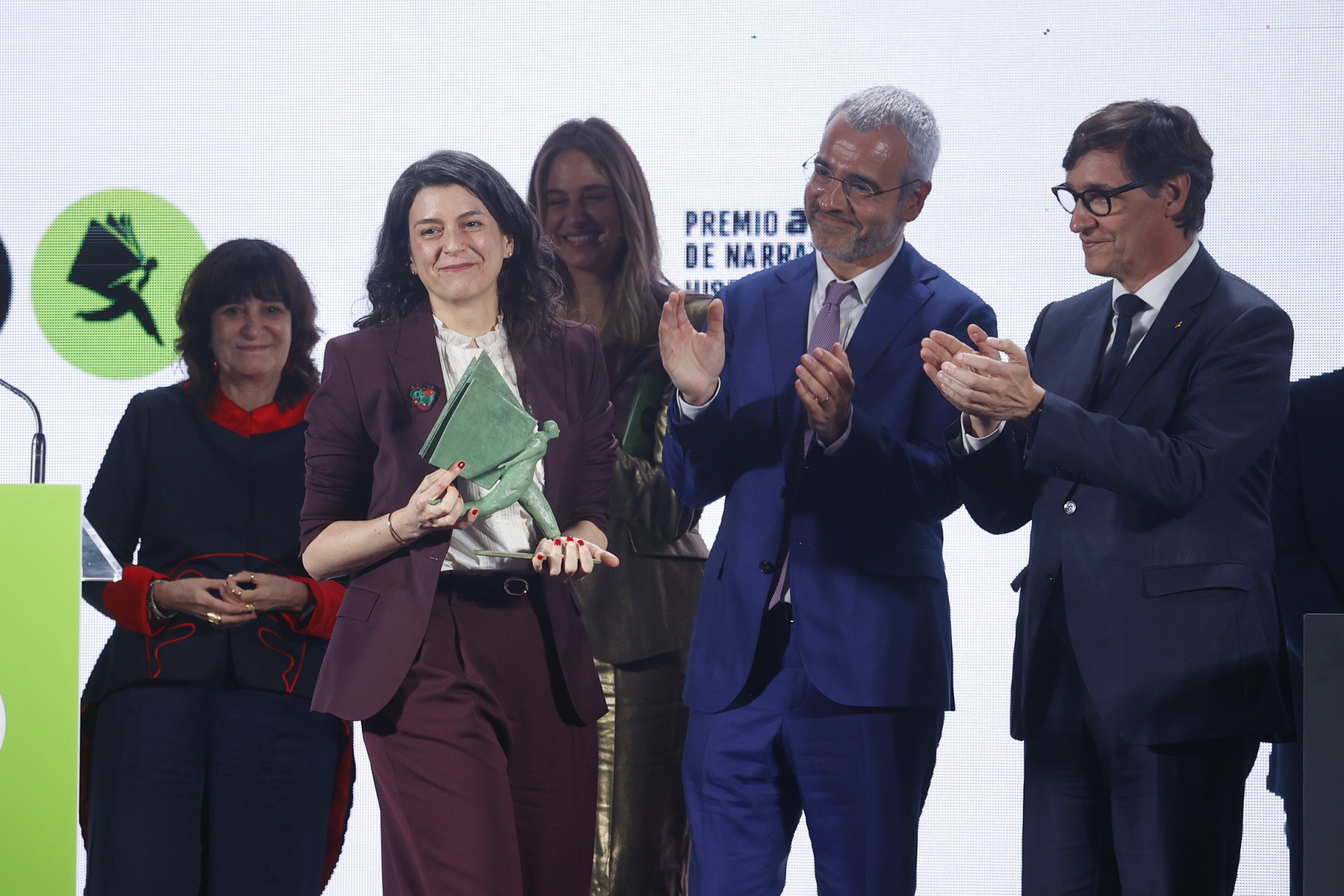 La escritora Samanta Schweblin recibe el I Premio Aena de Narrativa Hispanoamericana, el 8 de abril de 2026, en Barcelona, Cataluña, España.