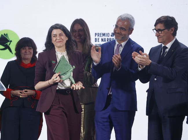 La escritora Samanta Schweblin recibe el I Premio Aena de Narrativa Hispanoamericana, el 8 de abril de 2026, en Barcelona, Cataluña, España.