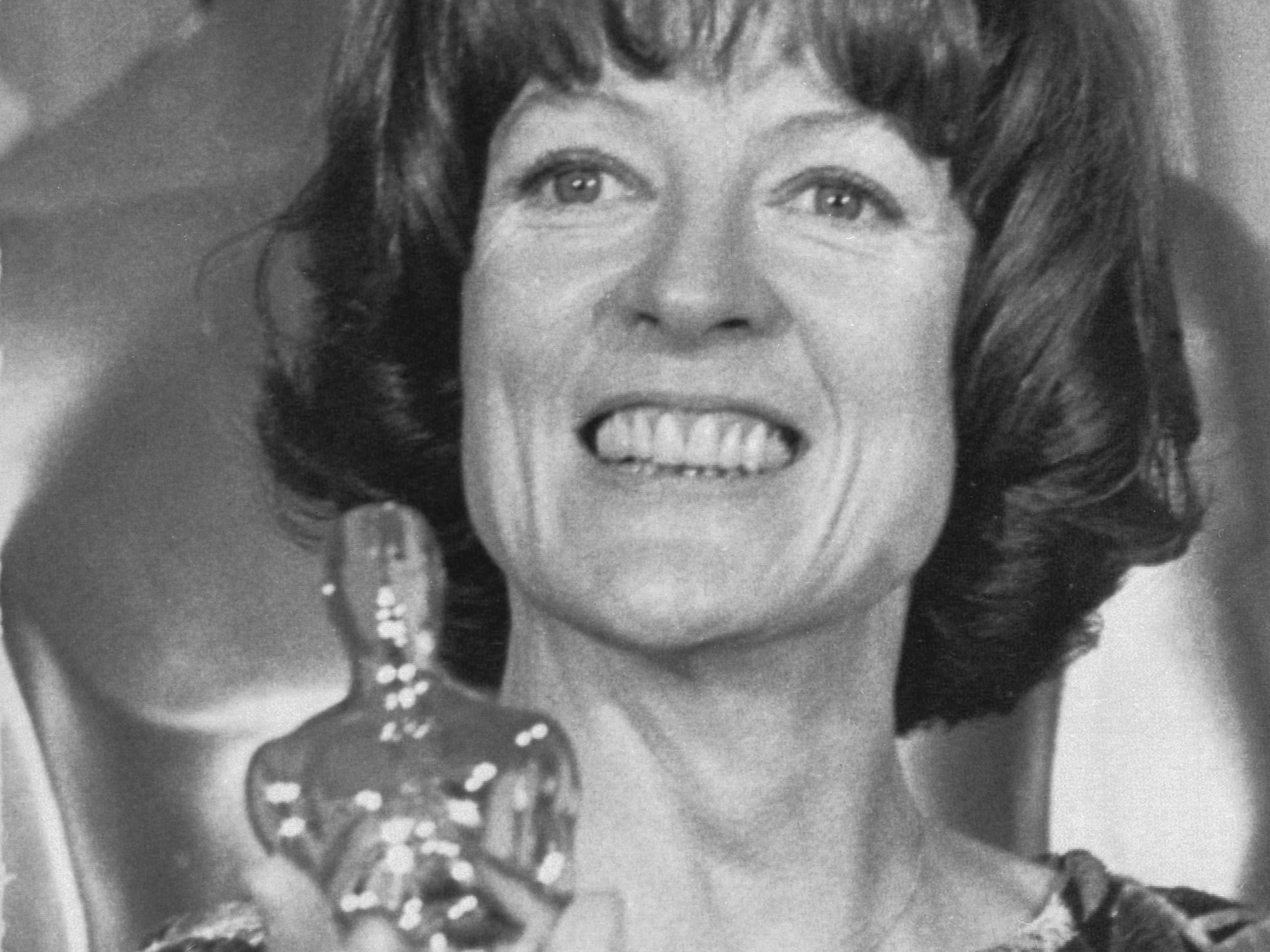 Maggie Smith con su Oscar por su interpretación en &#039;California Suite&#039;. / Bettmann Archive / Getty