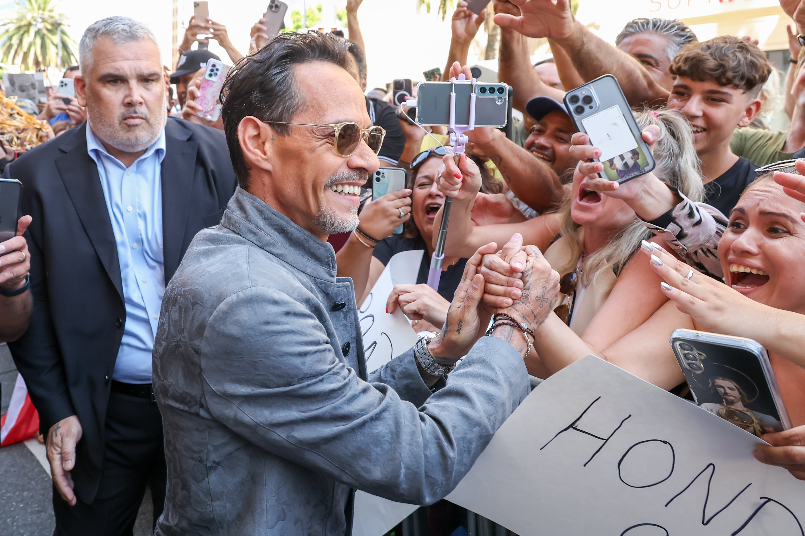 Marc Anthony saluda a los fans a su llegada a Hollywood Boulevard.