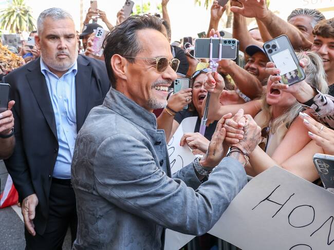 Marc Anthony saluda a los fans a su llegada a Hollywood Boulevard.