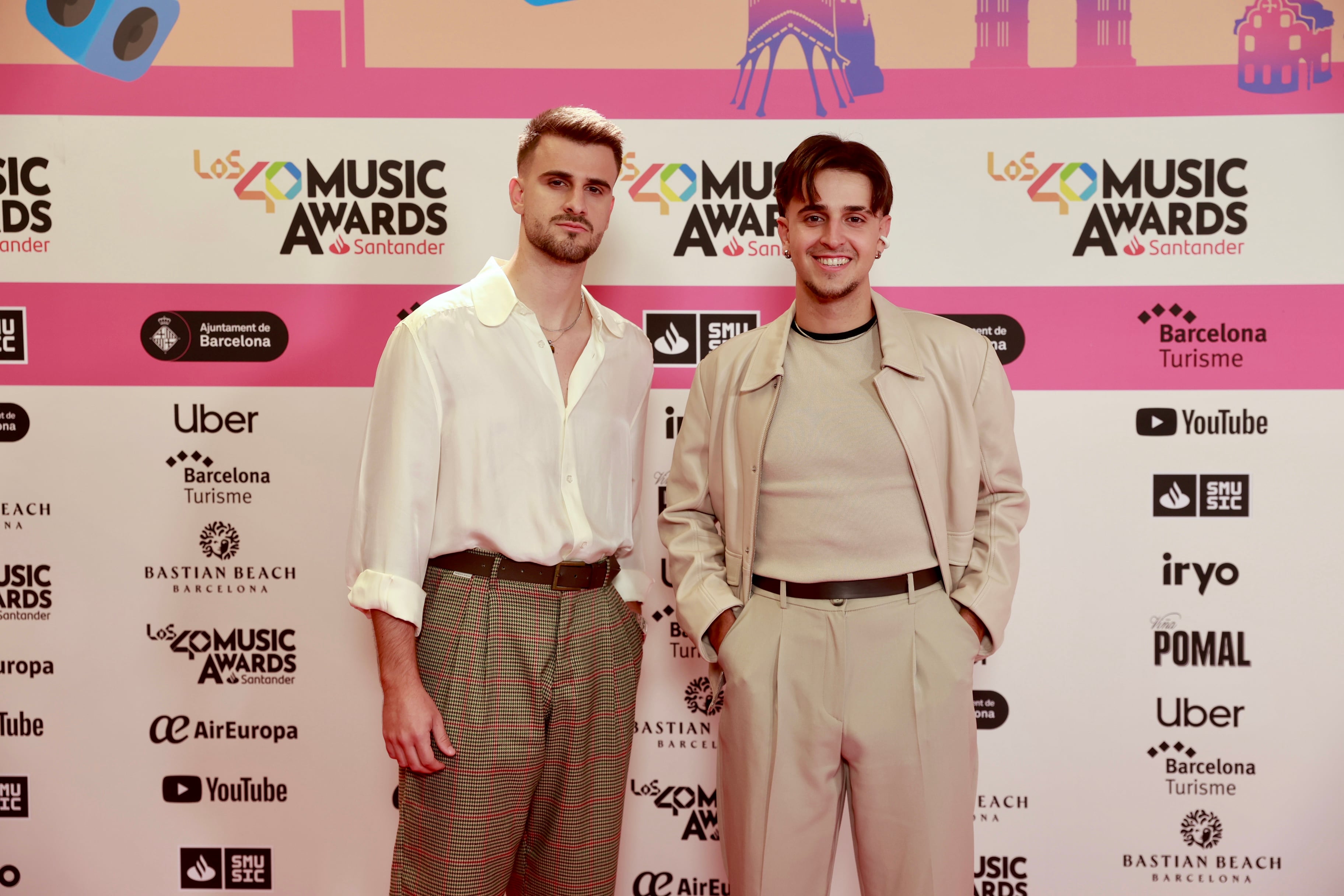 Adexe y Nau, el dúo de hermanos canarios, ha decidido posar así de elegantes en el photocall.