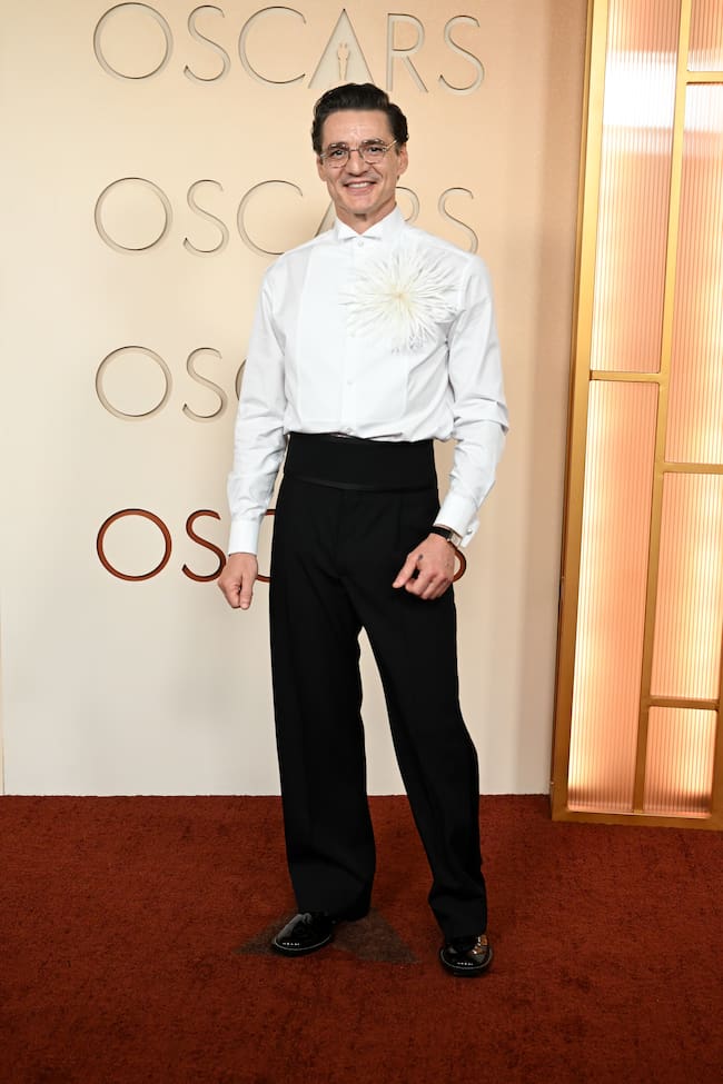 Parece que a más de uno le han sobrado las chaquetas y las corbatas o pajaritas. Pascal lucía camisa de esmoquin blanca con pantalón negro de tiro alto y un corsage de plumas blancas en el pecho como única joya. Y no han pasado desapercibidas, tampoco las gafas redondas.