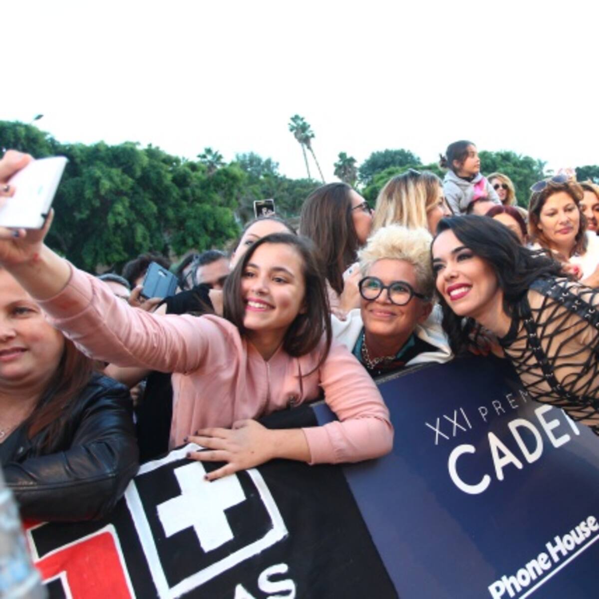 Lección de estilo y glamour sobre la alfombra verde de los Premios Cadena Dial