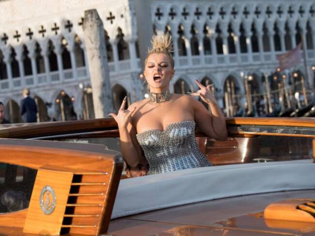 Bebe Rexha, invitada del desfile de Dolce & Gabanna.