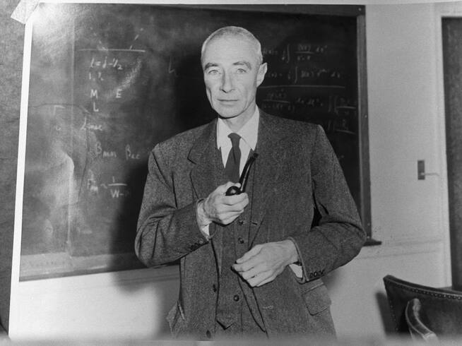 Robert Oppenheimer en una fotografía original.