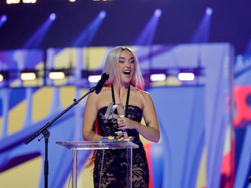 Lola Índigo gana el premio a Mejor Artista Española y se lo dedica a las víctimas de bullying y a los voluntarios de la DANA