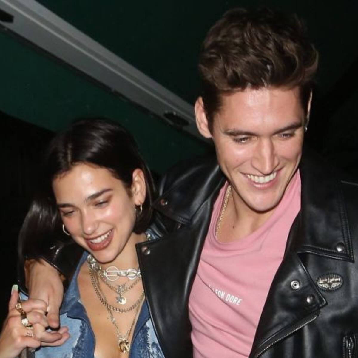 Dua Lipa vuelve con su ex Isaac Carew y éste la engaña en un nightclub