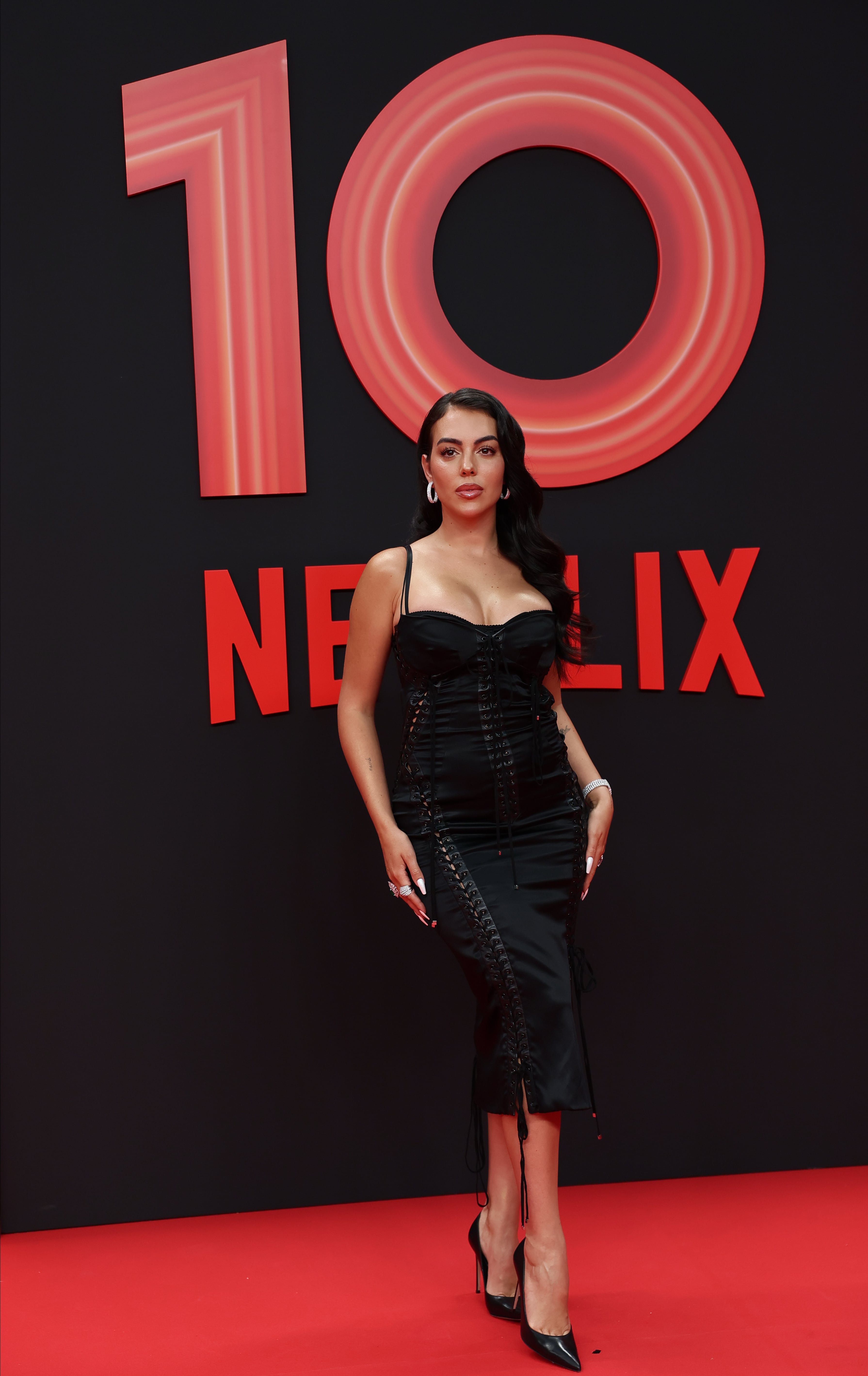 Una de las reinas de los docushows de este país. Georgina Rodríguez ha elegido este vestido midi ajustado y de tirantes para realzar su figura.