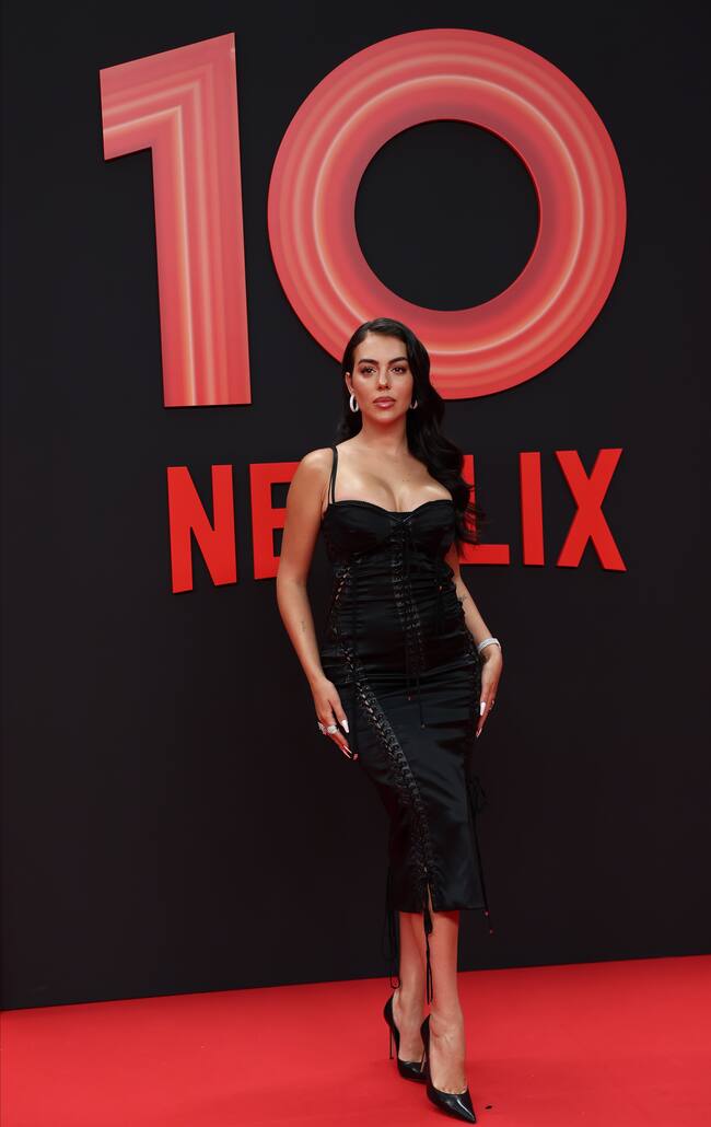 Una de las reinas de los docushows de este país. Georgina Rodríguez ha elegido este vestido midi ajustado y de tirantes para realzar su figura.