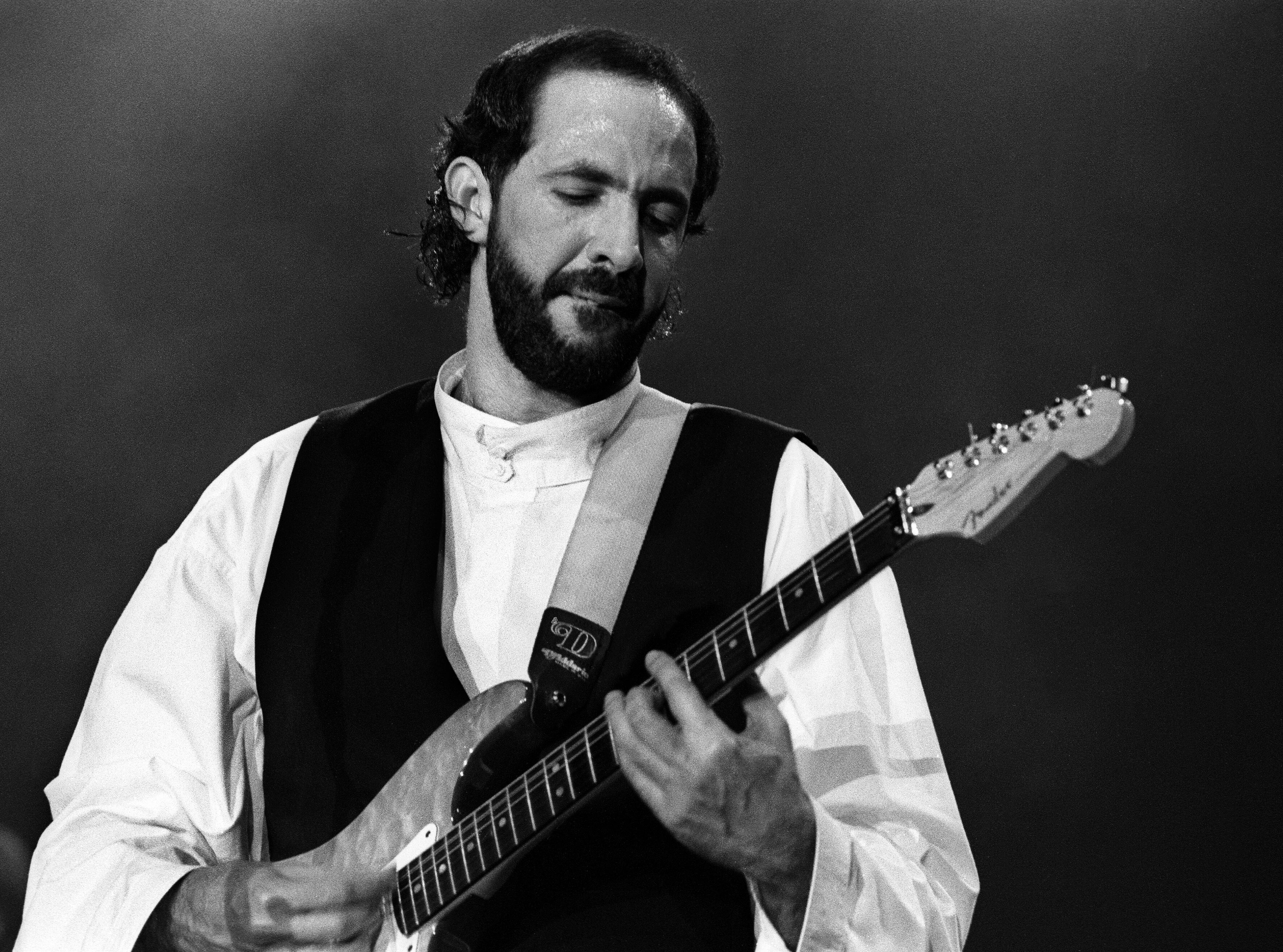 Juan Luis Guerra actuando en Ahoy, Rotterdam, Países Bajos, 16 de octubre de 1993. (Foto de Rob Verhorst/Redferns)