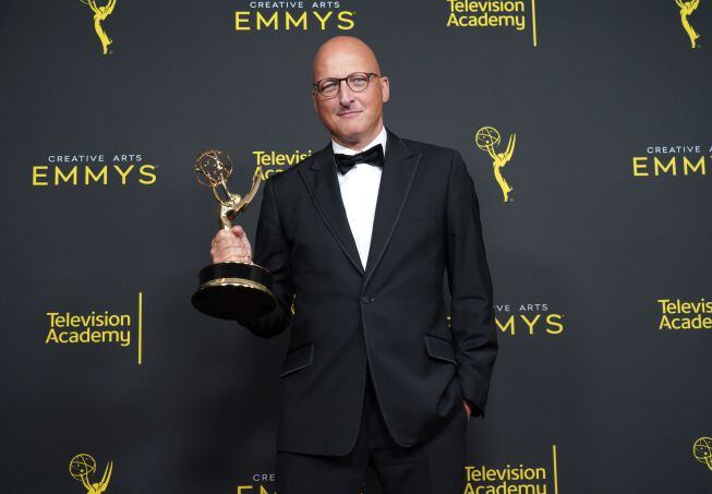 El director Dan Reed con el premio Emmy al Mejor Documental (o Especial de No Ficción) por &#039;Leaving Neverland&#039; en 2019.