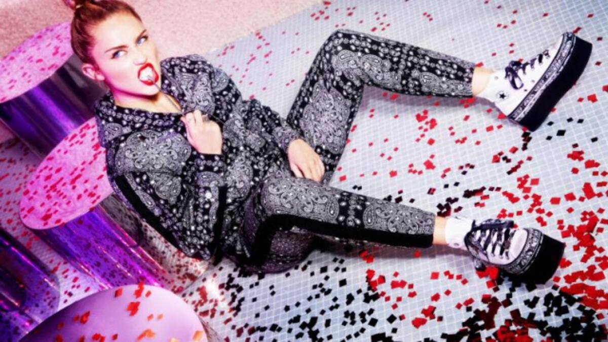 Miley Cirus se pone creativa y diseña divertida colección para Converse