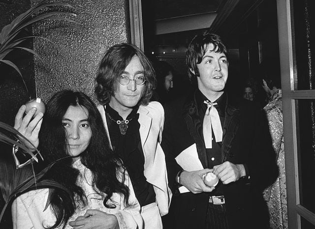 Yoko Ono, John Lennon and Paul McCartney, en la premiere de la película Yellow Submarine en 1968.