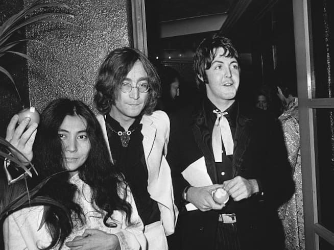 Yoko Ono, John Lennon and Paul McCartney, en la premiere de la película Yellow Submarine en 1968.