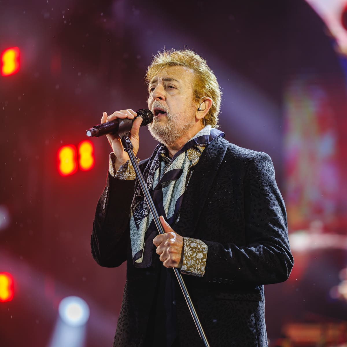 En pleno regreso de 'El Último de la Fila', Manolo García sufre un percance al lanzarse desde el escenario hacia el público