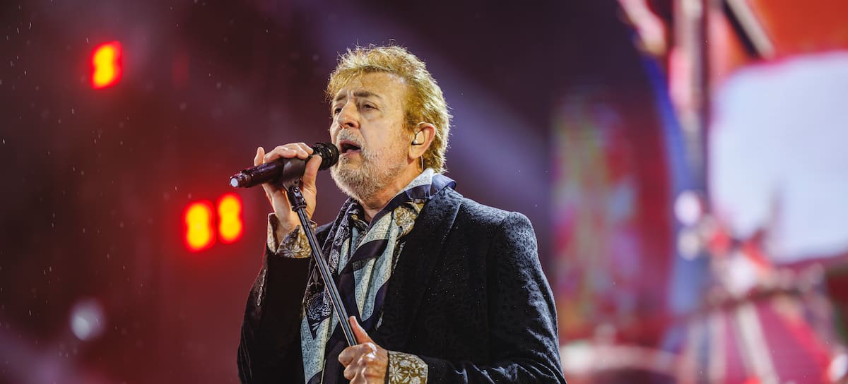 Manolo García durante un concieto con El Último de la Fila en el Estadi Olimpic Lluis Companys.