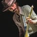 Leiva coge la guitarra y nos canta una nueva canción desde su retiro veraniego