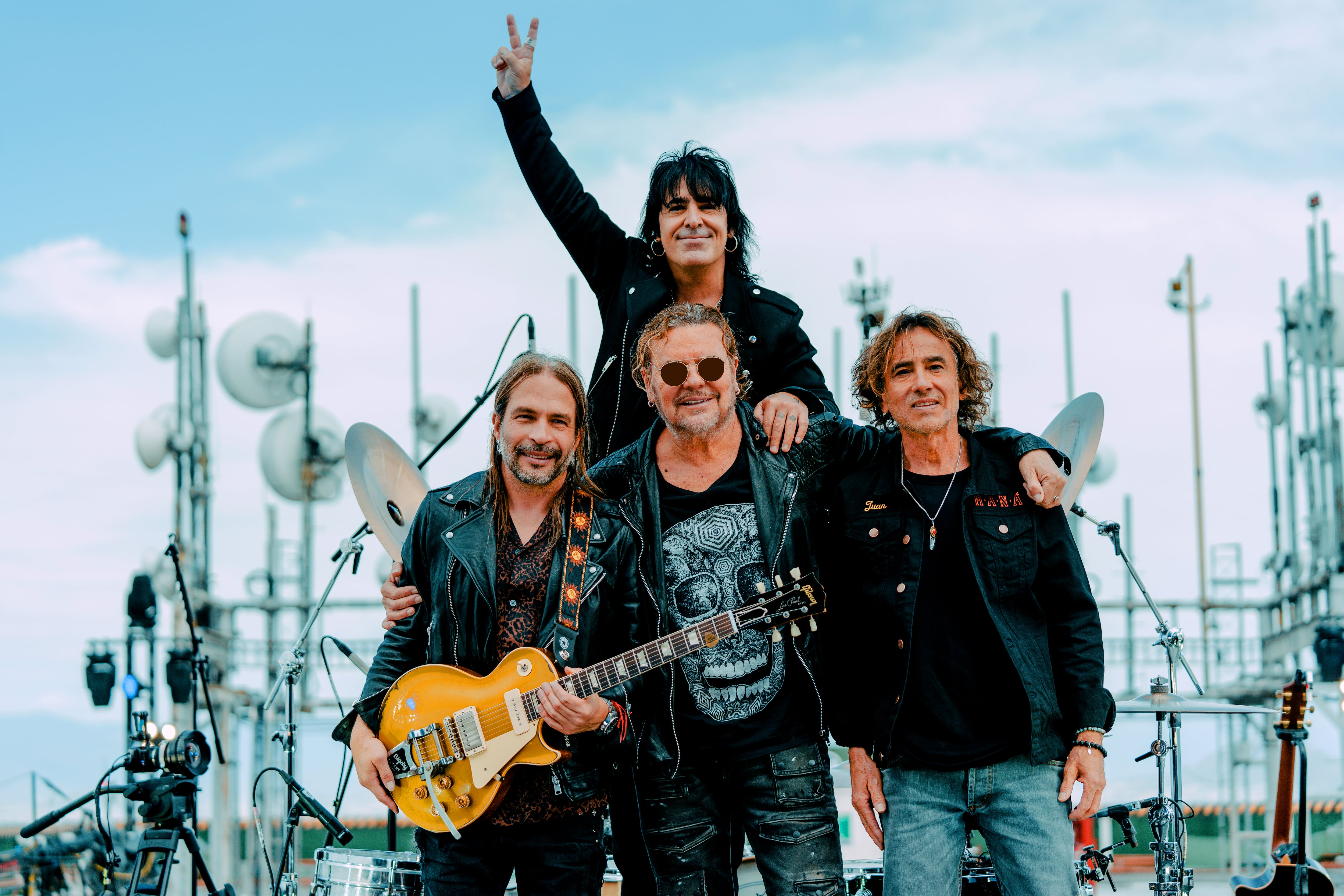 El grupo méxicano Maná posando encima de un escenario