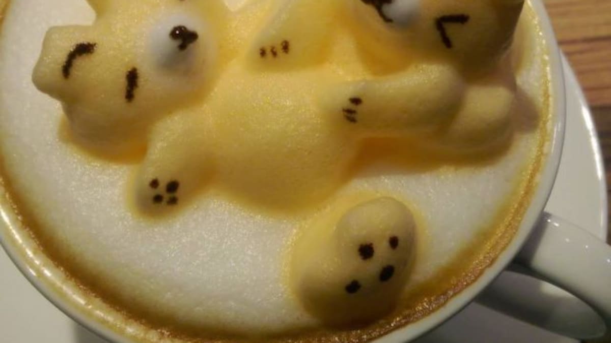 Camarero: Café con leche y… ¡un osito dándose un baño!
