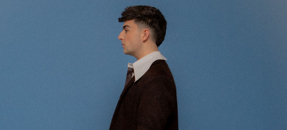 Juanjo Bona en el photoshoot oficial de su primer álbum, 'Recardelino'. / Universal Music / GTS