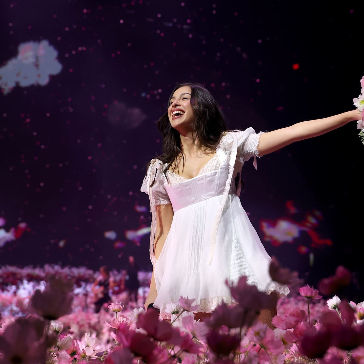 Olivia Rodrigo deja sin palabras al público en el estreno de 'The Unraveled Tour' con un mágico cambio de vestuario bajo la lluvia