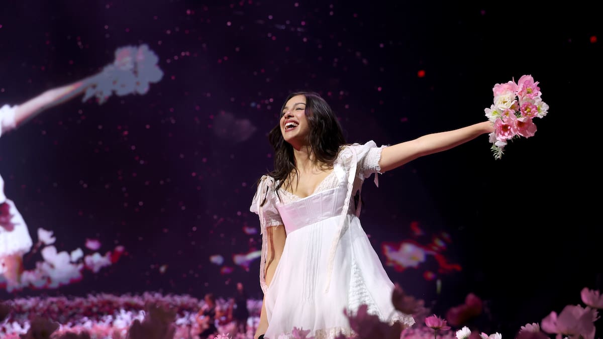Olivia Rodrigo deja sin palabras al público en el estreno de 'The Unraveled Tour' con un mágico cambio de vestuario bajo la lluvia
