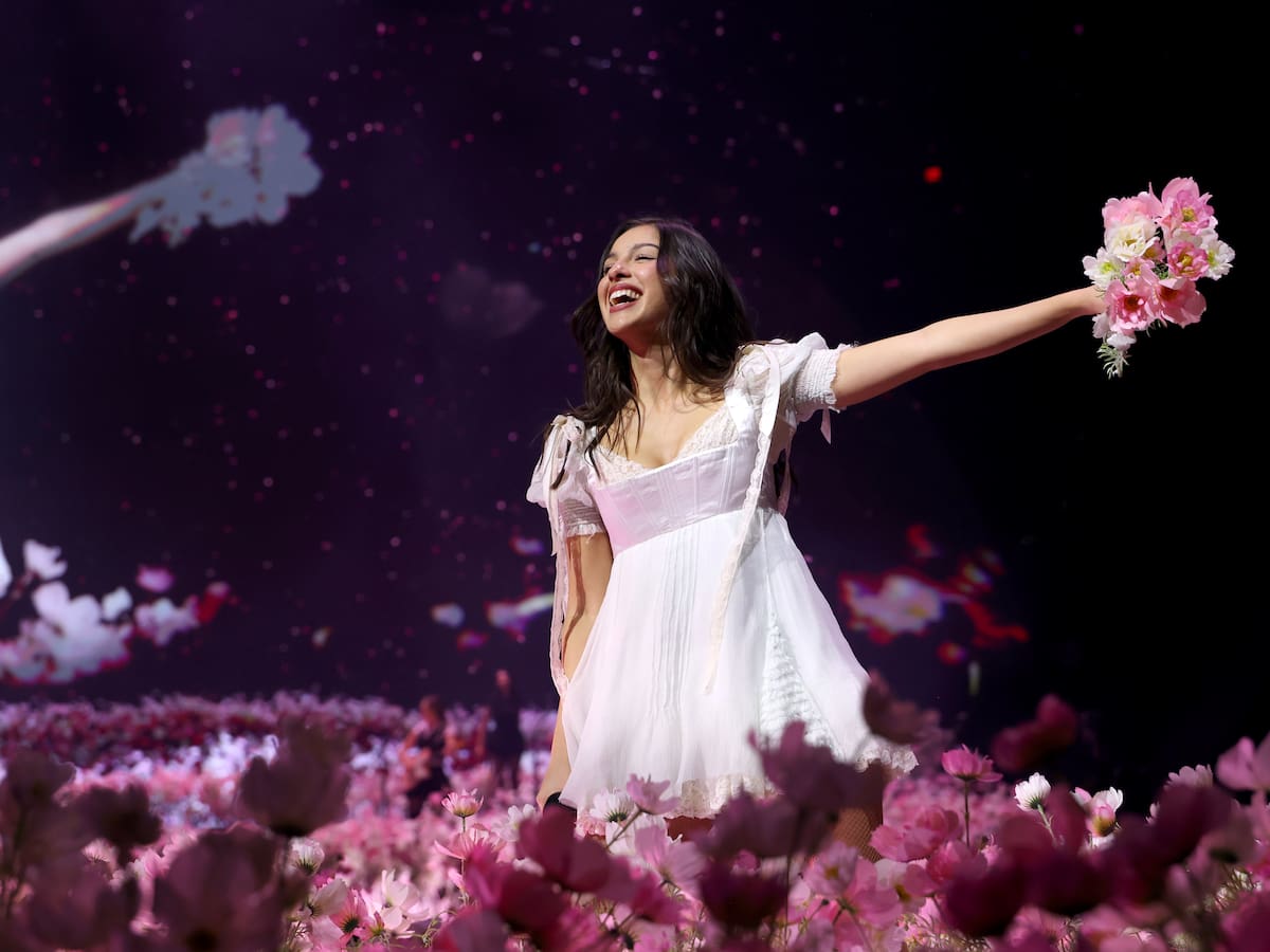 Olivia Rodrigo deja sin palabras al público en el estreno de 'The Unraveled Tour' con un mágico cambio de vestuario bajo la lluvia