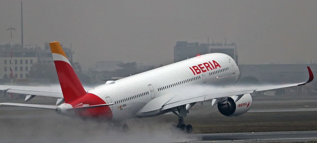 Avión de Iberia despegando.