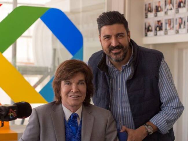 Camilo Sesto retratado en 2016 junto a Tony Aguilar en el estudio Paul McCartney.