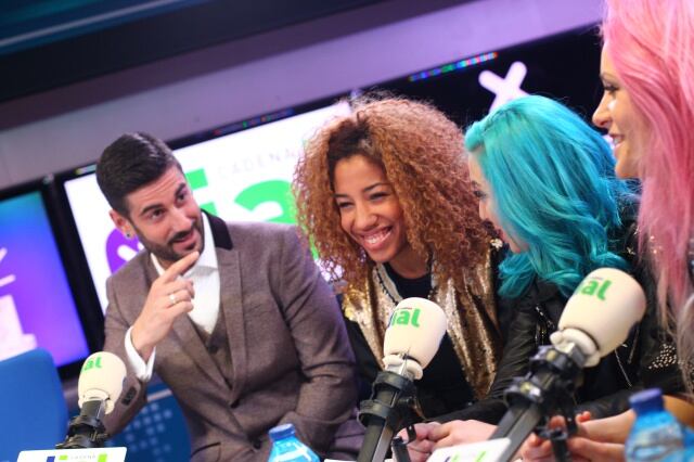 Melendi y Sweet California durante la presentación.