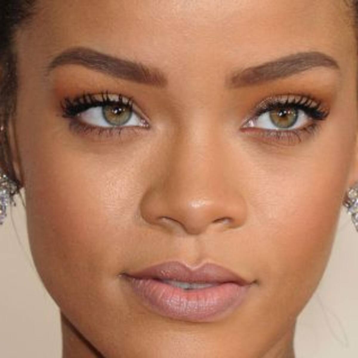 ¡Rihanna abre su propio estudio de belleza!